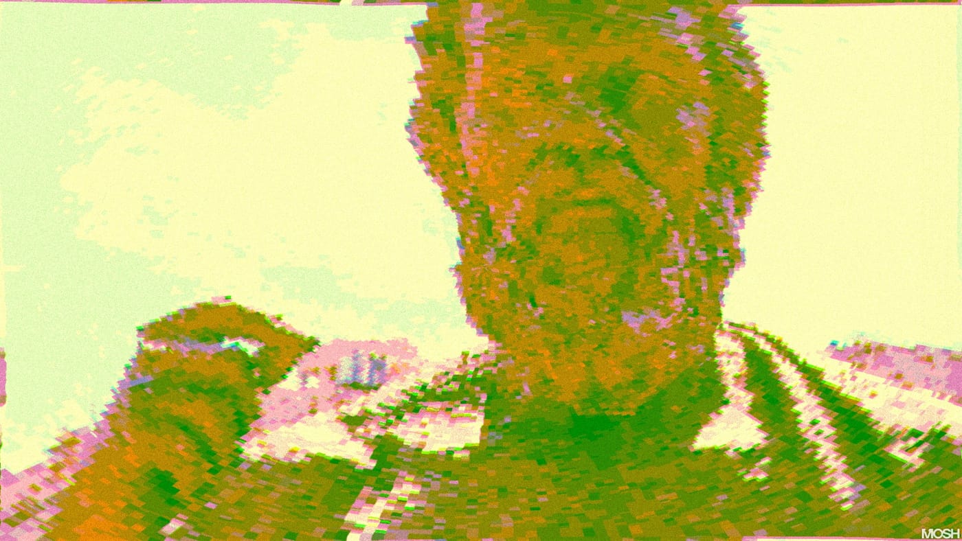 Verglitchter Sokrates: Pixelverschiebungen und Kompressionsschlieren zerreißen das Gesicht. Original: Unsplash-Foto von Felipe Perez Lamana, beschnitten und datamoshed